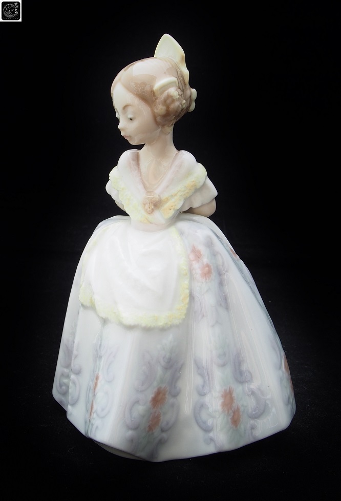 予約販売】本 B5005【LLADRO】バレンシアの少女 1304 リヤドロ