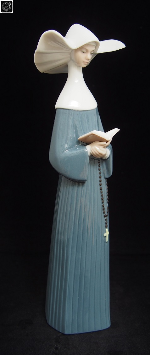 おしゃれリヤドロ 修道女 高さ34cm お祈り クリスチャン カトリック シスター 置物 フィギュリン 陶器 リヤドロ