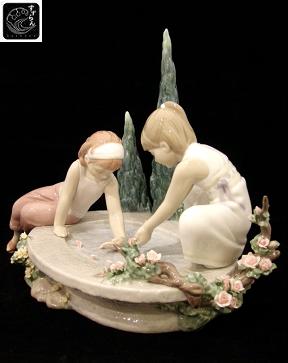 リヤドロ公式サイトよりリヤドロ/lladro 花の小舟を浮かべて - 置物